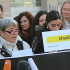 Manifestación de activistas de derechos humanos a favor de la libertad de Kiliç, presidente de AI en Turquía, ante el juzgado de Estambul, el 31 de enero.-EFE / ILYA U TOPPER