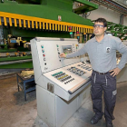 Un trabajador de Extrusiones Metálicas Europea en la planta del polígono Jalón.-W. Dos Santos