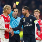 Sergio Ramos (d) recibe la amarilla durante el partido contra el Ajax.-X00227