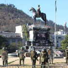 Pese a que los Carabineros (Policía chilena) lograron contener en un principio a los manifestantes que acudieron este viernes a Plaza Italia convocados por las redes sociales.-EFE