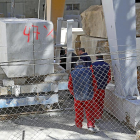 Un grupo de inspectores examina el lugar del accidente en la marmolera el pasado 23 de marzo.-J.M. LOSTAU