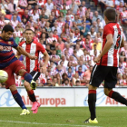 El delantero uruguayo del Barcelona Luis Suárez consigue el primer gol de su equipo en el partido ante el Athletic Club de la primera jornada de la liga en Primera División.-Foto: EL PERIÓDICO