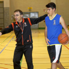 Chechu Mulero da indicaciones a un jugador en el Clínic que impartió ayer en Valladolid.-J. M. LOSTAU
