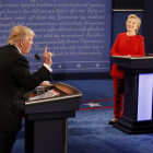 Clinton observa sonriente la intervención de Trump en un momento del debate de candidatos.-REUETRS / RICK WILKING
