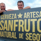 Mateo y Adrián  Sanz de Santos en el acceso a la fábrica, en Hontoria (Segovia)-T.S.T.