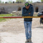 Dos regugiados en Subotica, en territorio serbio, a unos 10 kilometros de la frontera con Hungría.-EFE / EDVARD MOLNAR