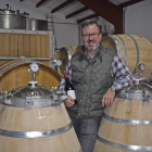 Javier Rodríguez en la nave de su bodega con distintos envases para la fermentación y crianza en Villafranca de Duero, en la DO Toro.-