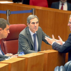 Juan José Sanz Vitorio escucha al presidente de la Junta, Juan Vicente Herrera, en el último pleno.-ICAL