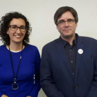 La dirigente de ERC, Marta Rovira, junto al president de la Generalitat cesado, Carles Puigdemont, en Bruselas.-PERIÓDICO
