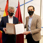 El alcalde de Arroyo de la Ecomienda, Sarbelio Fernández, y el presidente de la Diputación de Valladolid, Conrado Íscar, con el acuerdo de colaboración. ICAL