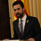 El presidente del Parlament, Roger Torrent, este lunes, anunciando la candidatura de Carles Puigdemont.-ALBERT BERTRAN