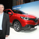 El presidente de Renault España, José Vicente de los Mozos, junto al Kadjar, un nuevo modelo que se fabricará en la planta palentina de la marca del rombo-Ical