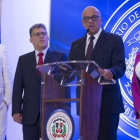 El ministro venezolano de Comunicacion y Cultura, Jorge Rodriguez, con otros miembros de la delegación del Gobierno en la negociación con la oposición en Santo Domingo.-EFE / ORLANDO BARRIA