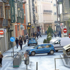 Coches cruzando, ayer, por la calle Regalado, peatonalizada.-J.M. LOSTAU