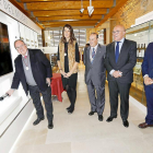 José Luis Bonet coloca una botella con su nombre en una ménsula –como manda la tradición de los Alcaides del Museo del Vino–, junto a Ruth Beitia, José Luis Sanz y Jesús Julio Carnero.-J.M. LOSTAU