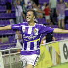 El atacante blanquivioleta Juan Villar celebra el primer gol del Real Valladolid ante el Alcorcón.-J. M. Lostau