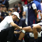 Nadal, atendido en la pierna en un torneo reciente.-GETTY IMAGES