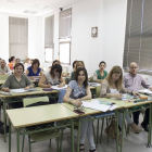 Varios alumnos de Educación para adultos durante una clase en Peñafiel.-EM.
