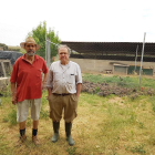 Los hemanos Ramón y Javier Monzón, en la finca de su propiedad.-L. VELÁZQUEZ