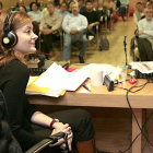 La periodista de Radio Nacional de España, Pepa Fernández, retransmitiendo su programa 'No es un día cualquiera', en el año 2008 en el Centro e-LEA de Urueña.-ICAL