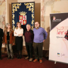 La consejera de Cultura y Turismo, Alicia García, el director general de Políticas Culturales, José Ramón Alonso y Luis Miguel García, Pilar y Julio Lázaro de la compañía Teatro Corsario presentan la obra 'Teresa. Miserere gozoso'-Ical