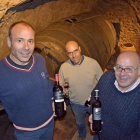 Los hermanos Juan, Fidel y Dativo Velasco, con sus vinos Garabitas y Peña Rejas en la bodega.-