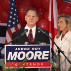 El candidato republicano para las elecciones legislativas en Alabama, Roy Moore, en un acto de campaña acompañado por su esposa.-AP / BUTCH DILL (AP)