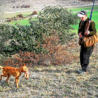 Ismael Tragacete y su perro Mito, en una jornada de caza en Zaratán.-LEONARDO DE LA FUENTE