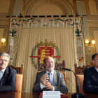 El alcalde Francisco Javier León de la Riva, y los concejales Movilidad y de Hacienda, Manuel Sánchez (I) y Alfredo Blanco (D)-Miriam Chacón / ICAL