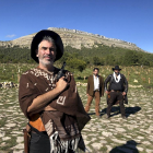 Sergio, en el cementerio de Sad Hill con Sergio Moneo y Miguel Robles, de la Asociación Cultural Sad Hill.-ARGICOMUNICACIÓN