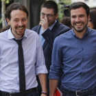 Pablo Iglesias y Alberto Garzón llegan al Hotel Ritz de Madrid a un desayuno informativo.-AGUSTIN CATALAN
