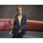 Andrea Motis, con su trompeta en el Hotel Petit Palace de Barcelona, el pasado martes.-FERRAN SENDRA
