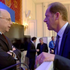 El ministro del interior francés Cazeneuve conversa con el director del Tour, Prudhomme, antes de la rueda de prensa-AFP