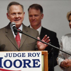 El candidato derrotado, Roy Moore, en la noche electoral.-AP / MIKE STEWART