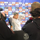 Ernesto Valverde se acomoda, hoy, en la sala de prensa de la Ciutat Esportiva Joan Gamper.-EMILIO PÉREZ DE ROZAS