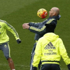 Zidane controla el balón ante Benzema y Danilo durante el entrenaminento de este viernes en Valdebebas.-EFE / JUAN CARLOS HIDALGO