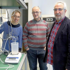 Laura Palacio, Antonio Hernández y Pedro Prádanos en un laboratorio de la Facultad de Ciencias de Valladolid.-J.M. LOSTAU
