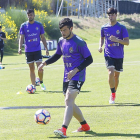 Jose controla el balón durante un entrenamiento, con Álex Pérez (i.) y Markel detrás de él.-J.M.LOSTAU