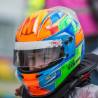 El jovencísimo piloto con su casco en una fotograría difundida en redes sociales por uno de los equipos del circuito.-