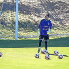 El portero Pau Torres, durante un entrenamiento del Real Valladolid.-MIGUEL ÁNGEL SANTOS