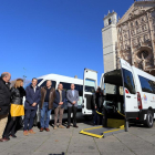 El presidente de la Diputación de Valladolid, Jesús Julio Carnero, entrega dos nuevos vehículos para la movilidad de las personas usuarias de la Red Integrada de Servicios para Personas con Discapacidad-ICAL
