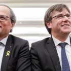 El ’president’ del Govern, Quim Torra, y el expresidente Carles Puigdemont.-THIERRY ROGE (AFP)