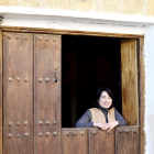 Chiho, desde la puerta de su casa en Mota del Marqués.-