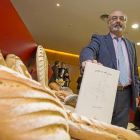 Aniano Gago posa junto a su nueva novela ‘Prosas de Pan’-Miguel Ángel Santos