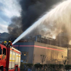 Los bomberos durante las tareas de extinción del incendio, este jueves en China.-/ STR