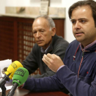 El secretario provincial del PSOE de León, Tino Rodríguez (D) y el diputado Luís Rodríguez Aller (I) durante la rueda de prensa-Ical