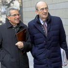 Manuel Sánchez acude al juzgado con su letrado, José María Tejerina.-J. M. LOSTAU