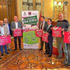 El concejal Antonio Gato, cuarto por la izquierda, con los participantes y patrocinadores de la campaña de promoción del comercio.-E. M.