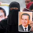 Una mujer celebra fuera del tribunal la absolución de Hosni Mubarak.-MOHAMED ABD EL GHANY