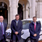 Ricardo Yuji, de Renault España Comercial; Óscar Puente y el director de Operaciones de Correos, Magín Blanco, con el nuevo furgón eléctrico.-EL MUNDO